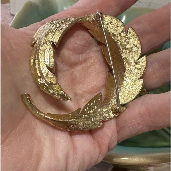Vintage Signed MONET Brushed Gold Tone Wreath Brooch - Picture 4 of 7